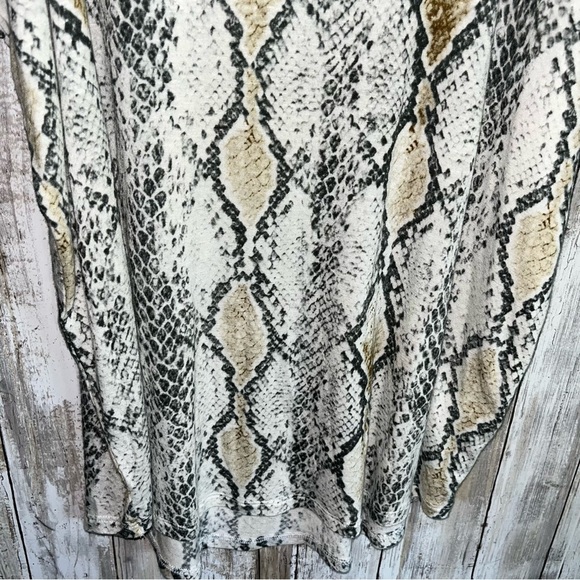 Express One Elena Snake Print Open Shoulder Blouse - Picture 5 of 6